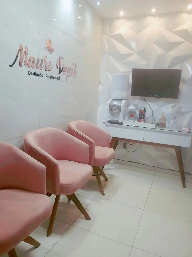 Recepção da Mauri Depil com poltronas rosa